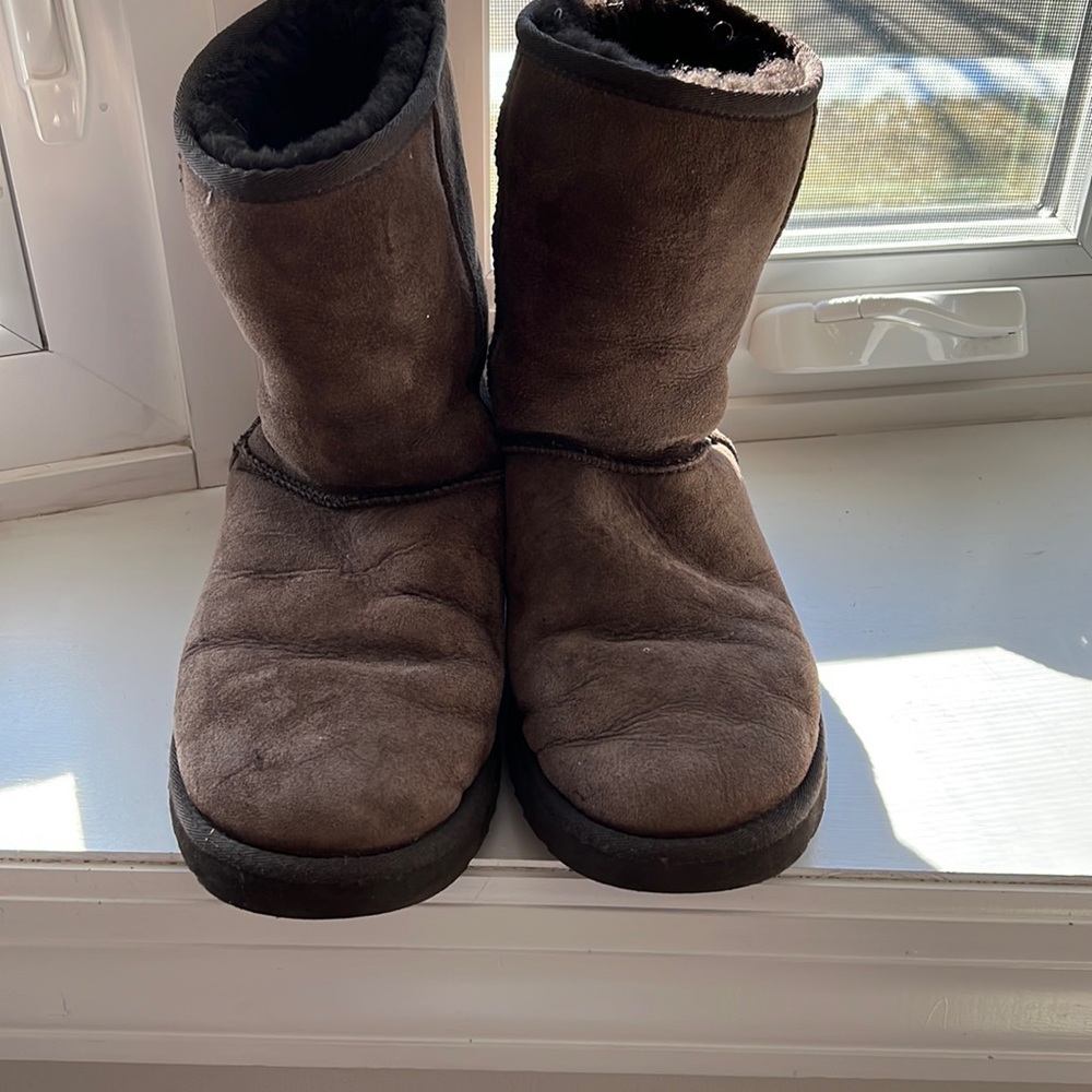 Ugg Short Boots Chocolate. Sz 10w.